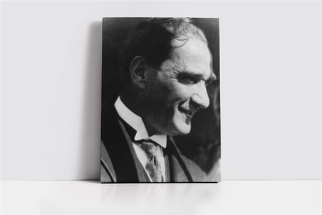 Siyah Beyaz Atatürk Gülerken Portresi