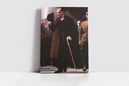 Atatürk Şapkasıyla Selam verirken