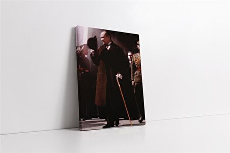 Atatürk Şapkasıyla Selam verirken