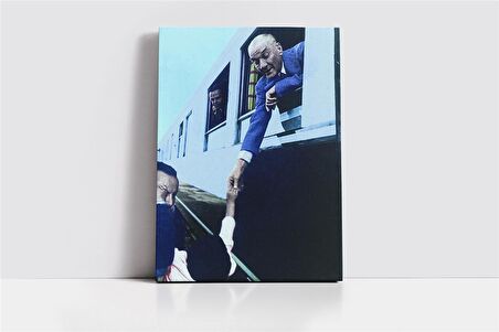 Atatürk Trende Çocukla Vedalaşırken