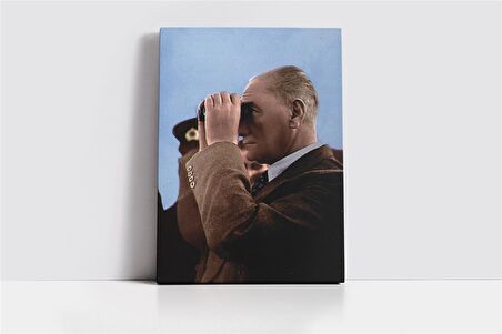 Atatürk Dürbünle Bakarken