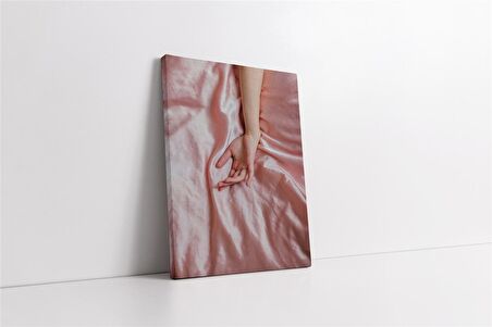 Pembe Zeminde Kadın Eli Kanvas Tablo