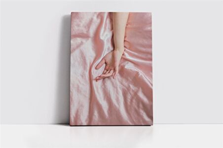 Pembe Zeminde Kadın Eli Kanvas Tablo