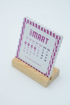 Ahşap Standlı Dalgalı Kesim Pembe Dama Tasarımlı 2027 Masaüstü Takvimi 8,5x9,5 Cm - Estetik Yeni Yıl Hediyesi Çok Renkli