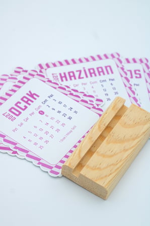 Ahşap Standlı Dalgalı Kesim Pembe Dama Tasarımlı 2027 Masaüstü Takvimi 8,5x9,5 Cm - Estetik Yeni Yıl Hediyesi Çok Renkli