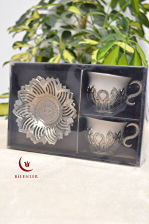 2’li Gümüş Desenli Zemzem Takımı ve Kahve Fincanı Seti | Metal Tabağı ve Fincan Altlığıyla Şık Sunum