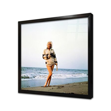 Marliyn Monroe Sahil Kenarındayken Çerçeveli Cam Tablo