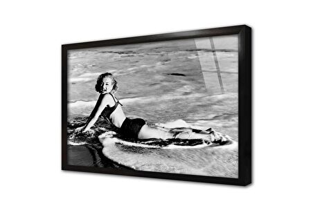 Marliyn Monroe Yüzerken Çekilmiş Çerçeveli Cam Tablo
