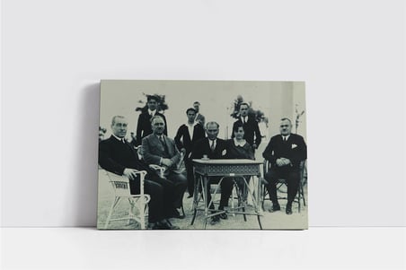 Atatürk Arkadaşlarıyla Otururken