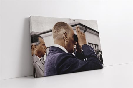 Atatürk Dürbünle Bakarken