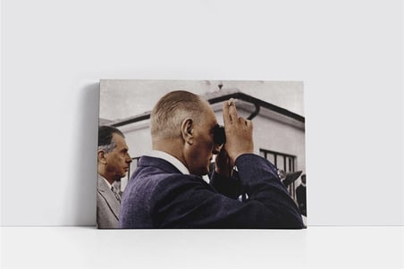 Atatürk Dürbünle Bakarken