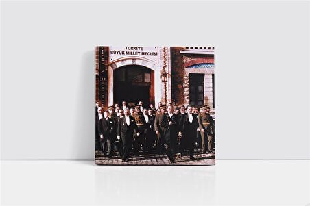 Atatürk Meclisten Çıkarken