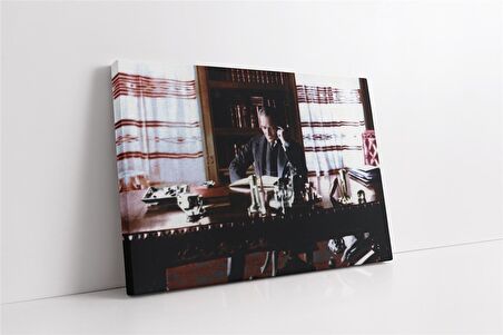 Atatürk Odasında Çalışırken