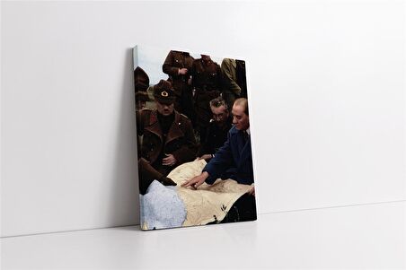 Atatürk Askerlerle Haritayı İncelerken