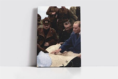 Atatürk Askerlerle Haritayı İncelerken