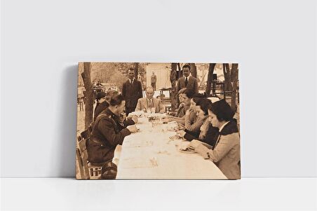 Atatürk Yemek Yerken