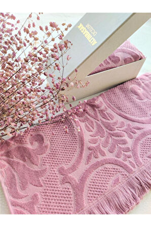 (1 ADET) ÇEYİZLİK 50X90CM. KADİFE DOKU 3D KABARTMALI EL, YÜZ VE BAŞ HAVLUSU ÖZEL HEDİYELİK KUTUSUNDA