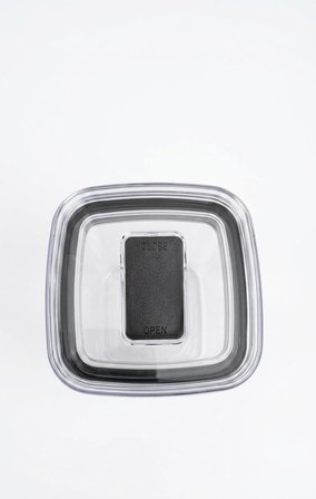 Softchef Click'n Fresh Hava Geçirmez Kare Plastik Erzak Kabı 700 ml - Vakumlu Tek Tuş Kapaklı Şeffaf Plastik Bakliyat, Un ve Şeker Saklama Kabı, BPA İçermez (10,5x10,5x9cm)