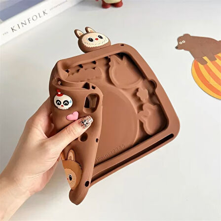 Samsung Galaxy Tab A9 Plus X210 X213 X215 X217 Kılıf Cute Dolls Standlı Eğlenceli 3D Karekterli Çocuk Kılıfı