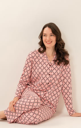 Kadın Desenli Pembe Pijama Takım, Kutulu Pijama , Gömlek Yaka, Cep Detaylı  %50 Pamuk %50 Modal Kumaş,