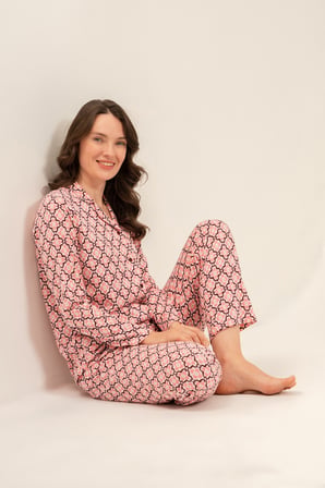 Kadın Desenli Pembe Pijama Takım, Kutulu Pijama , Gömlek Yaka, Cep Detaylı  %50 Pamuk %50 Modal Kumaş,
