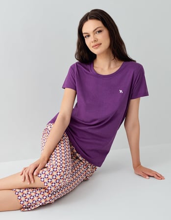 Kadın Mor Kısa Kollu Pijama Takımı – %50 Pamuk %50 Modal, Desenli Kapri Alt, Büyük Bedenleri Mevcut