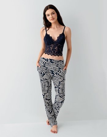 Kadın 3’lü Desenli Pijama & Ev Giyim Seti – Dantelli Bralet Sütyen , Pantolon ve Sabahlık, %50 Pamuk %50 Modal