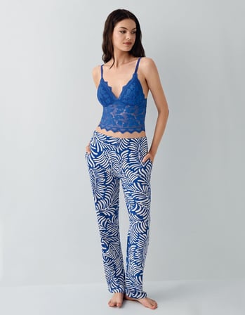 Kadın 3’lü Desenli Pijama & Ev Giyim Seti – Dantelli Bralet Sütyen , Pantolon ve Sabahlık, %50 Pamuk %50 Modal