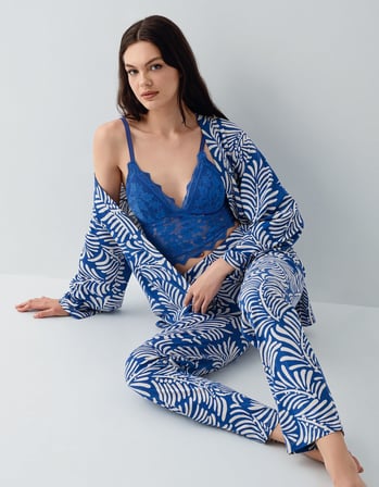 Kadın 3’lü Desenli Pijama & Ev Giyim Seti – Dantelli Bralet Sütyen , Pantolon ve Sabahlık, %50 Pamuk %50 Modal