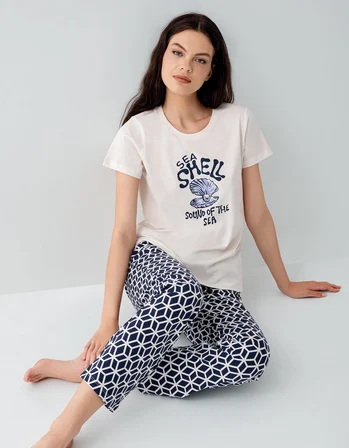Anne baba çocuk uyumlu aile pijama takımı. %100 pamuk kumaş, yazlık rahat kesim ve modern deniz temalı tasarım
