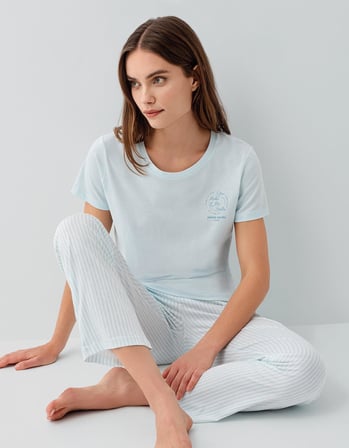 Kadın Cepli Pijama Takımı %50 Pamuk %50 Modal – Kısa Kollu Tişört ve Çizgili Alt Pijama
