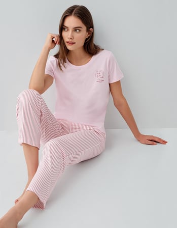 Kadın Cepli Pijama Takımı %50 Pamuk %50 Modal – Kısa Kollu Tişört ve Çizgili Alt Pijama