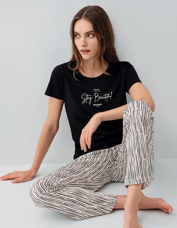 Kadın Modal Pamuklu Pijama Takımı – Kısa Kollu Tişört ve Çizgili Alt, Rahat Kesim, Cep Detaylı