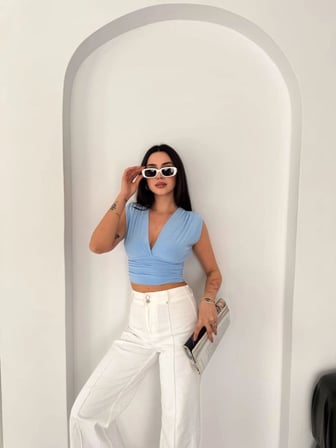 Kadın Vatkalı Kolsuz V Yaka Drapeli Crop Bluz Likralı Fit - Bebek Mavisi