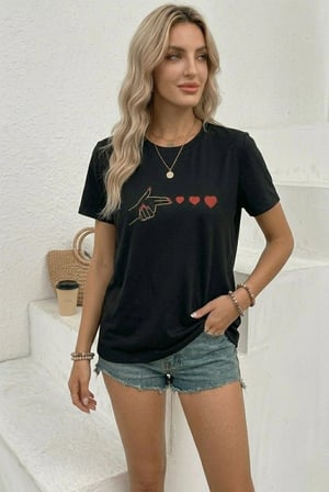 Kadın Minimal Kalp İşaret Baskılı Tişört Kısa Kol Yazlık T-Shirt - Siyah