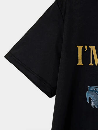 Erkek Vintage Araba Grafik T-Shirt - "Ben Yaşlı Değilim Ben Bir Klasiğim" Esprili Baskı  Nefes Alabilir Kumaş, Günlük Yaz ve Yıl Boyu Giyim için Oversize Kısa Kollu Tişört - Siyah