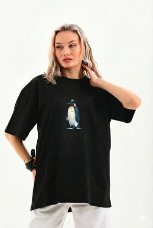 Kadın Oversize Tişört - Sırt Baskılı "Survivor Penguin" Temalı, Felsefi Yazılı Bisiklet yaka Tişört - Siyah