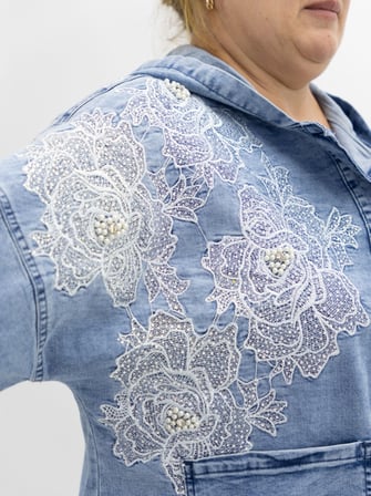 Büyük Beden Denim Kapüşonlu Gül Deseni İşlemeli Boncuklu Önden Cep Detaylı Düğmeli Kadın Ceket