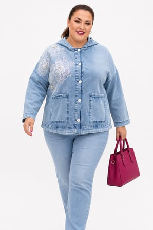 Büyük Beden Kapüşonlu Düğmeli Çiçek Dantel ve İnci Detaylı İnce Denim Kadın Ceket