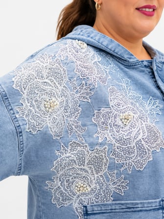 Büyük Beden Kapüşonlu Düğmeli Çiçek Dantel ve İnci Detaylı İnce Denim Kadın Ceket