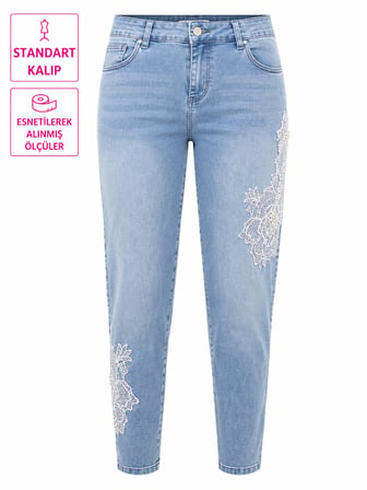 Büyük Beden Yıkamalı Denim Dantel Aplikeli İnci Taş Detaylı Kadın Pantolon