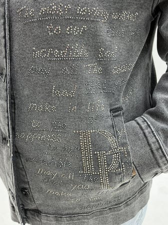 Büyük Beden Taş İşlemeli Yazı Detaylı Büyük Beden Taş İşlemeli Yazı Detaylı Düğmeli Cepli Yıkamalı Denim Kadın Ceket