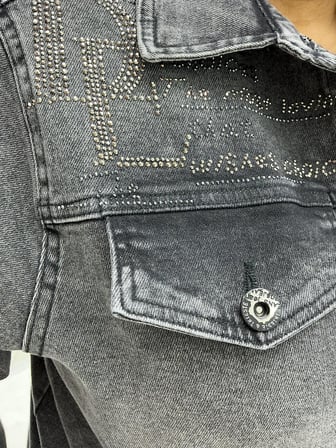 Büyük Beden Taş İşlemeli Yazı Detaylı Büyük Beden Taş İşlemeli Yazı Detaylı Düğmeli Cepli Yıkamalı Denim Kadın Ceket
