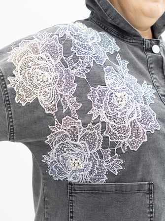 Büyük Beden Denim Kapüşonlu Gül Deseni İşlemeli Boncuklu Önden Cep Detaylı Düğmeli Kadın Ceket