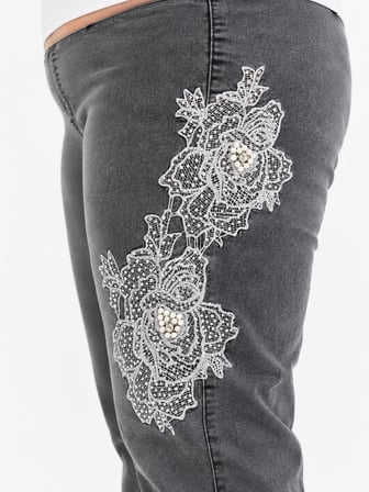 Büyük Beden Yıkamalı Denim Dantel Aplikeli İnci Taş Detaylı Kadın Pantolon