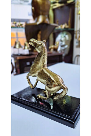 Pirinç Masa Üstü Şahlanan At