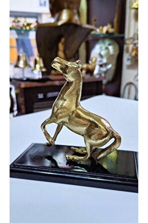 Pirinç Masa Üstü Şahlanan At