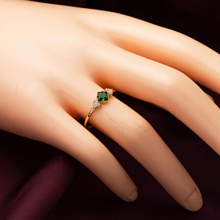 14 Ayar Yeşil Kare Taşlı Altın Yüzük