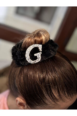 G harfli kürklü saç tokası