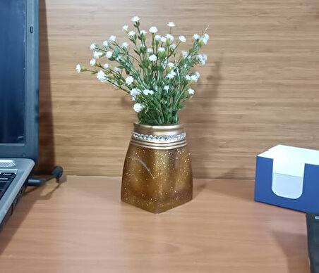 DAHİL,VAZO DAHİL,VAZODA ÇİÇEK,BEYAZ YAPAY ÇİÇEK,VAZO DEKORATİF TAŞLI ALTIN POLİRESİN 7x7x15cm